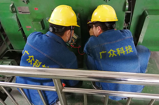 廣眾提升機(jī)電動(dòng)機(jī)軸承溫度振動(dòng)監(jiān)測裝置 觸摸屏操作