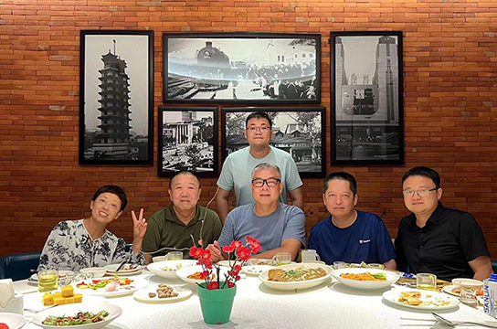 鄭州廣眾科技領(lǐng)導(dǎo)和中國礦大教授和博士小聚河南飯店