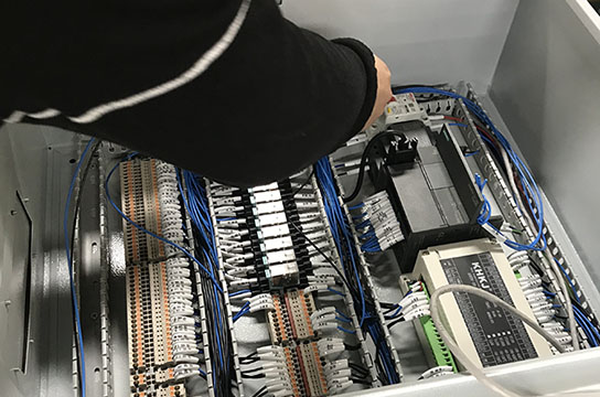 定制款11臺空壓機9臺儲氣罐用超溫保護裝置生產中